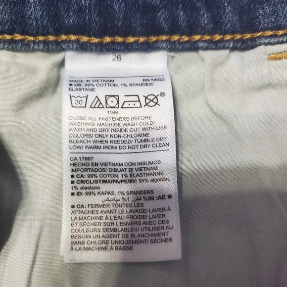 NWOT Old Navy Women's Mid-Rise Boyfriend Denim Shorts 26 Plus - Picture 6 of 6